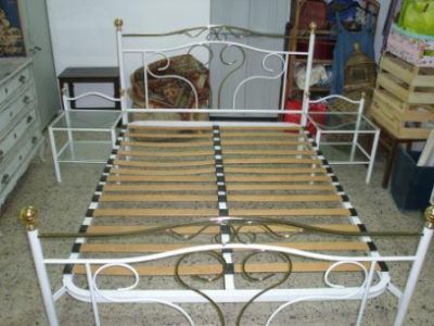 Cama de Casal em Latão c/ 2 Mesas de Cabeceira