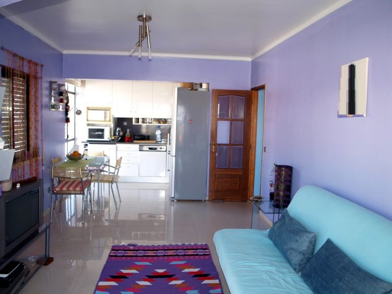 Apartamento em S. Martinho do Porto. Com parqueamento na cave. A 600 metros da praia.  Com cozinha e