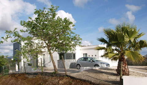 Costa de Prata moradia T4. Inserida em terreno de 5.887 M2 com floresta.  No r/chão tem sala com rec