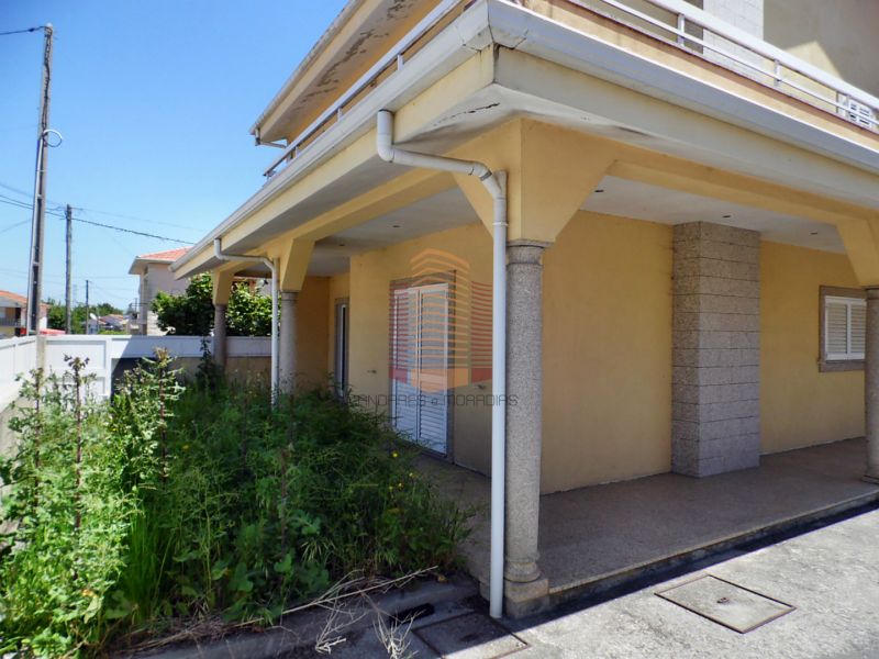 [1206F] Moradia T4, à N1, zona Feiteira