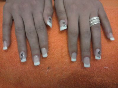 Unhas de gel 15€, extensões de cabelo, maquilhage, etc.