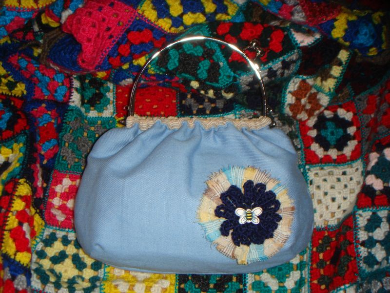 Carteira de Mão com Fecho Metálico