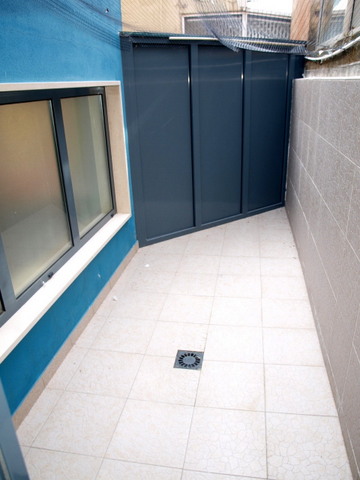 Apartamento T2 semi-novo, ao nivel do 1º piso, no centro da cidade. Cozinha equipada. 2 quartos com 