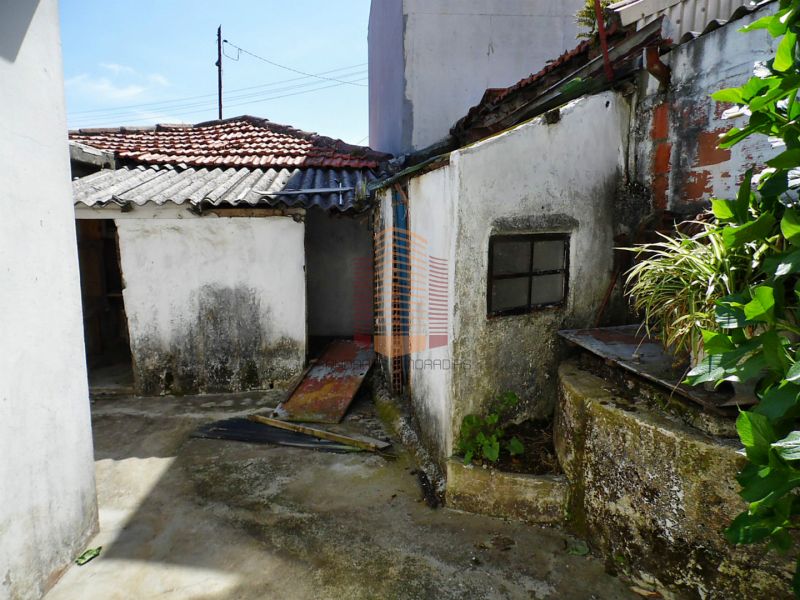 [6740] Casa térrea T2 para remodelar.