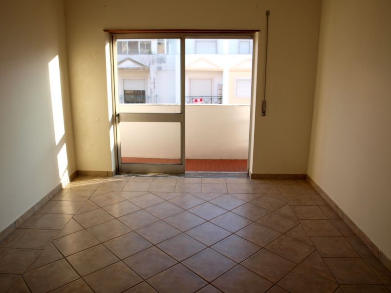 Apartamento com 4 assoalhadas proximo da Fonte Luminosa, com 2 roupeiros na entrada,  1 wc com banhe