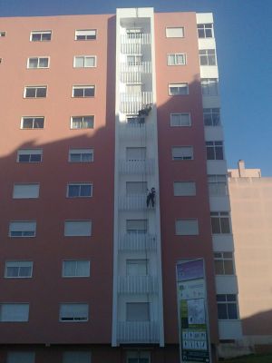 Pinturas e reparações de edificios.