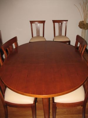 Vende Sala de jantar composta por mesa extensível em cerejeira e cadeiras