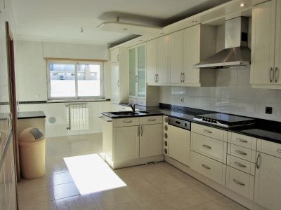 Apartamento T2 c/garagem, aquecimento central e cozinha equipada