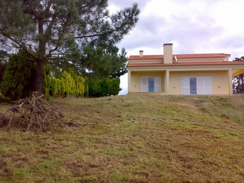 Moradia com 3 assoalhadas 2 quartos com roupeiro 1 é suite, roupeiro no corredor, Despensa sala c/ l