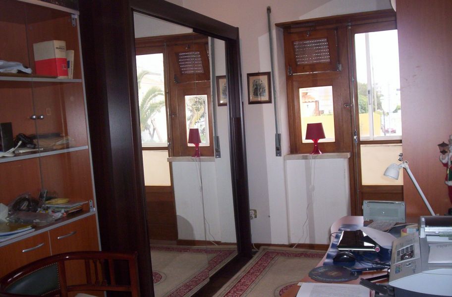 S. Pedro Estoril. Quarto mobilado com WC privativo. Sras.