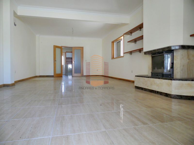 [1206F] Moradia T4, à N1, zona Feiteira