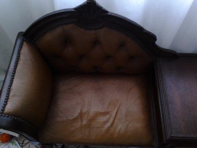 mesa de apoio de telefone com açento em cabedal