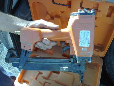 AIRY ASM-0645 PISTOLA DE AGRAFES A AR COMPRIMIDO PNEUMÁTICA 