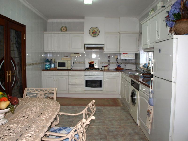 Costa de Prata moradia em banda T3 em Alfeizerão, com Garagem fechada na cave, no r/chão tem sala co