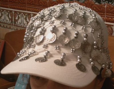 Bonés decorados à mão, com varios materiais, a preços INACREDITAVEIS!