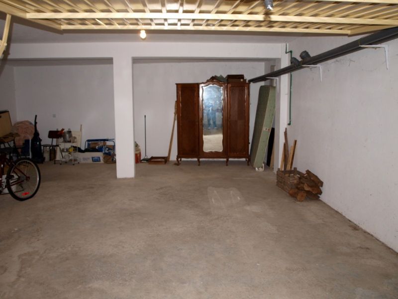 Costa de Prata moradia em banda T3 em Alfeizerão, com Garagem fechada na cave, no r/chão tem sala co