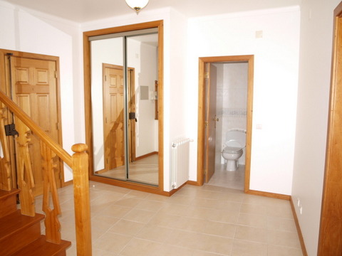 Apartamento T3 duplex em frente ao C CC.  Cozinha com despensa, equipada, Frigorífico, M. Louça M, R