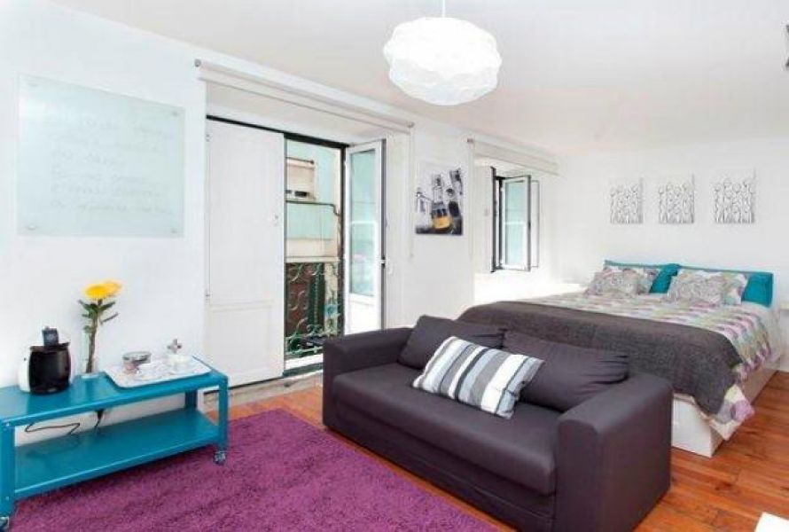 Estúdio decorado de forma moderna, com varanda