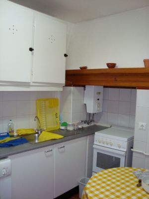 Mobilado e equipado à Praça das Flores