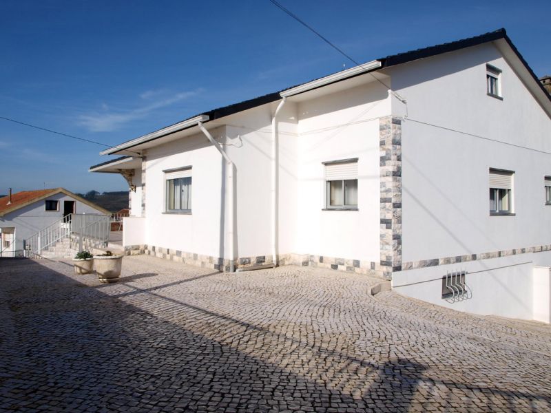 Moradia isolada com cozinha, e sala de refeições em comum, 1 Wc, sala de estar e garagem na cave 