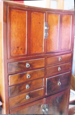 Móvel estilo camiseiro/roupeiro