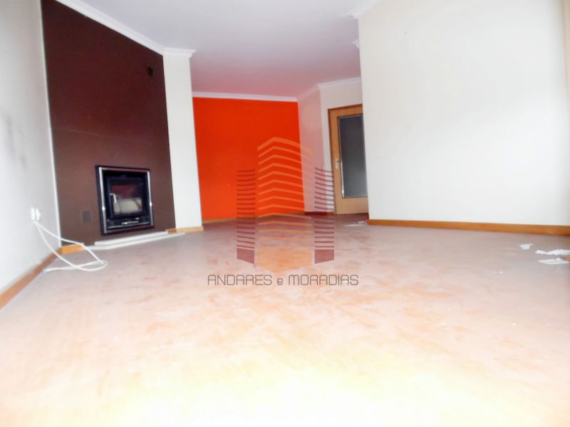 [6823] Grande T3 Duplex, ao centro de Grijó. – Retoma bancária