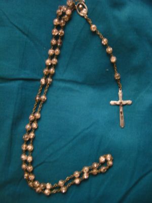 Vendo terço antigo com contas rosa