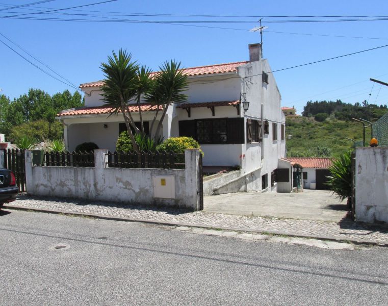 Moradia com 2 pisos + sótão em Caldas da Rainha