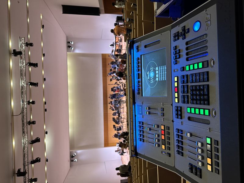 Mesa de Luz de controle até 16.384 máquinas com Retrofit Kit instalado