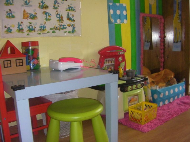 Ama/Educadora de Infância toma conta de crianças