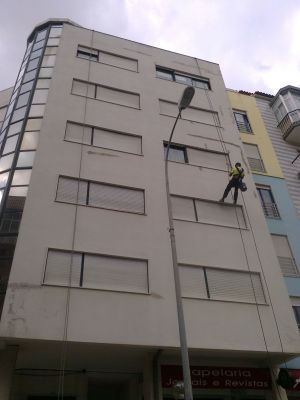 Pinturas e reparações de edificios.