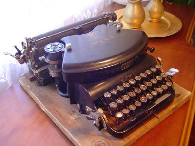 Maquina antiga de escrever centenária  -  1910