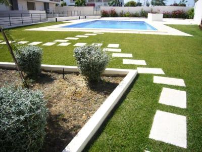 Óptimo T2 Novo c/ piscina e parqueamento para 2 viaturas