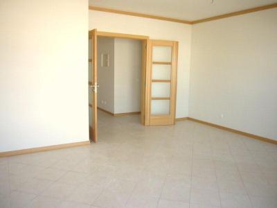 Óptimo T2 Novo c/ piscina e parqueamento para 2 viaturas