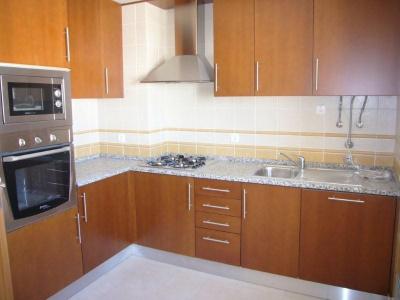 Óptimo T2 Novo c/ piscina e parqueamento para 2 viaturas