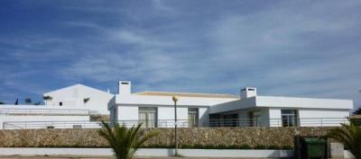 Moradia T4 de luxo Nova com piscina e garagem