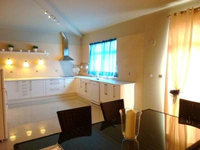 Moradia T4 de luxo Nova com piscina e garagem