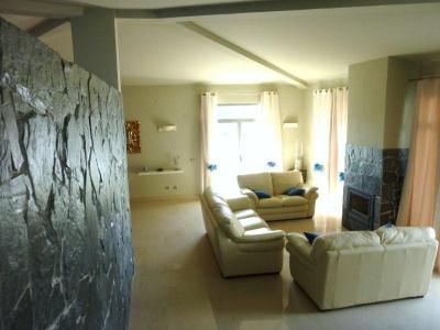 Moradia T4 de luxo Nova com piscina e garagem