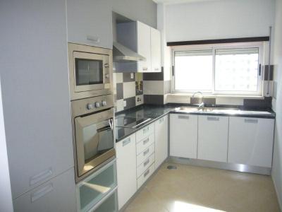 T1 Novo com piscina e parqueamento privado