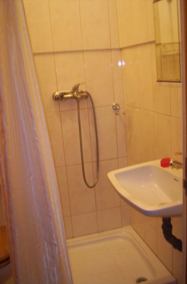 S. Pedro Estoril - Quarto mobilado com WC privativo. Praias