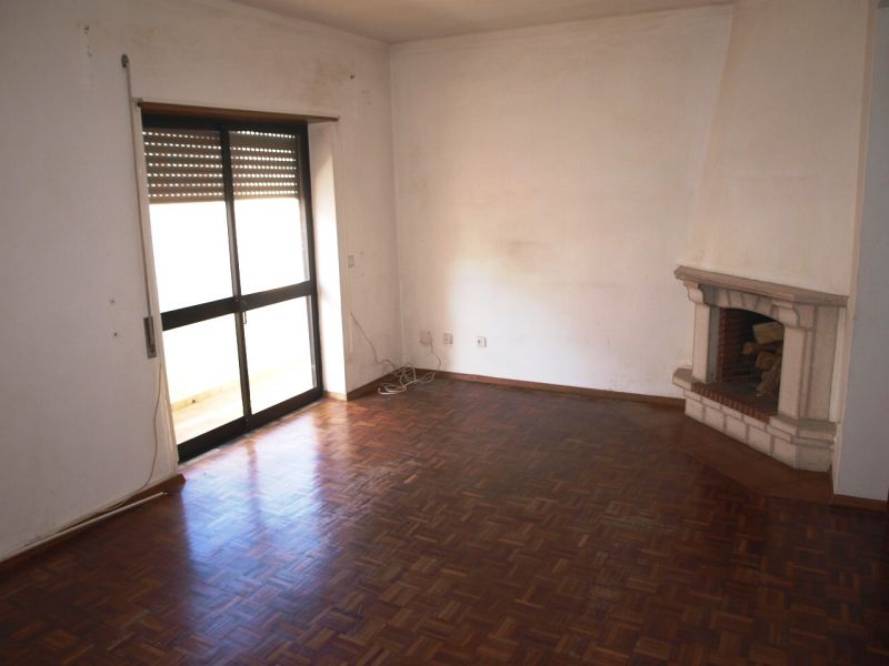 Apartamento T2 no centro da cidade, com cozinha semi equipada e com despensa, sala com lareira, 2 qu