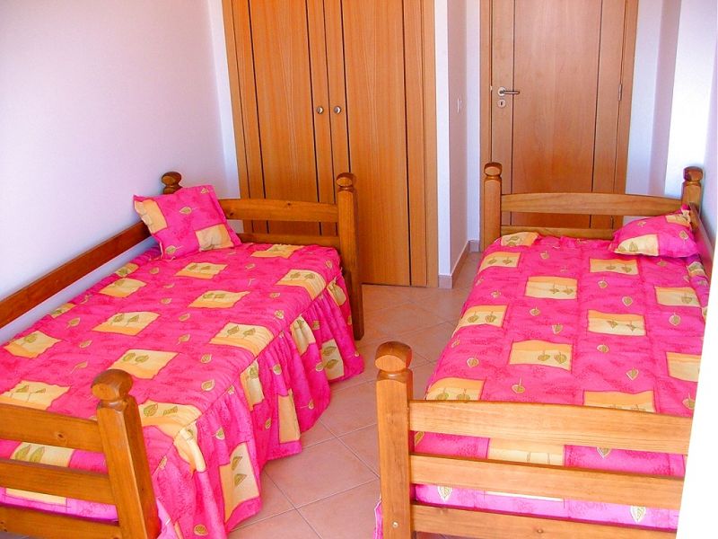 T2 com Piscina e jardim para Férias