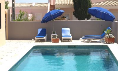 Vivenda térrea com piscina e vista mar 