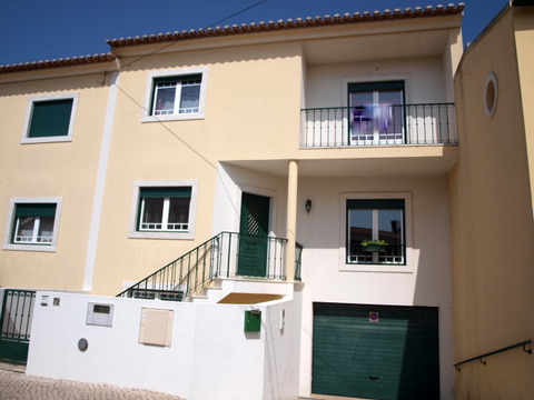 Moradia V3 no centro do Bombarral com comércio e serviços à porta.  Composta por cave para garagem c