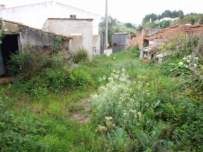 Moradia antiga, com anexos a precisar de obras de recuperação. num lote com de 564 M2. Inserida numa