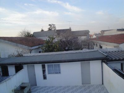 Moradia bifamiliar com garagem, terraço e jardim