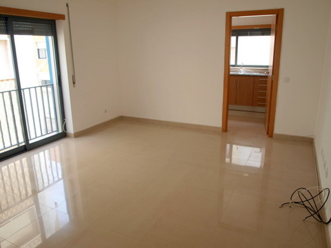 Apartamento T2 semi-novo, ao nivel do 1º piso, no centro da cidade. Cozinha equipada. 2 quartos com 