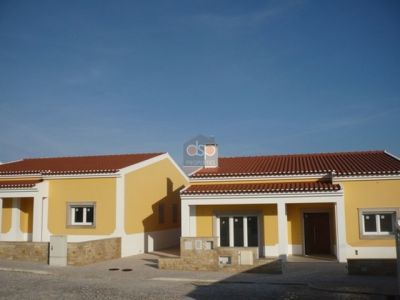 Aluga-se moradia T3 ao ano em Salir de Matos