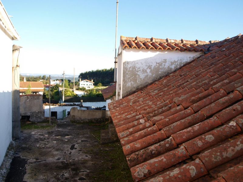 Casinha de aldeia a precisar de obras, com varias divisões. Cozinha, 1 WC e  pátio com vários anexos