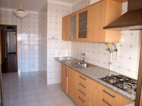 Apartamento T2 em bom estado de conservação,  Perto do centro de saude em Caldas da Rainha,  Ao nive